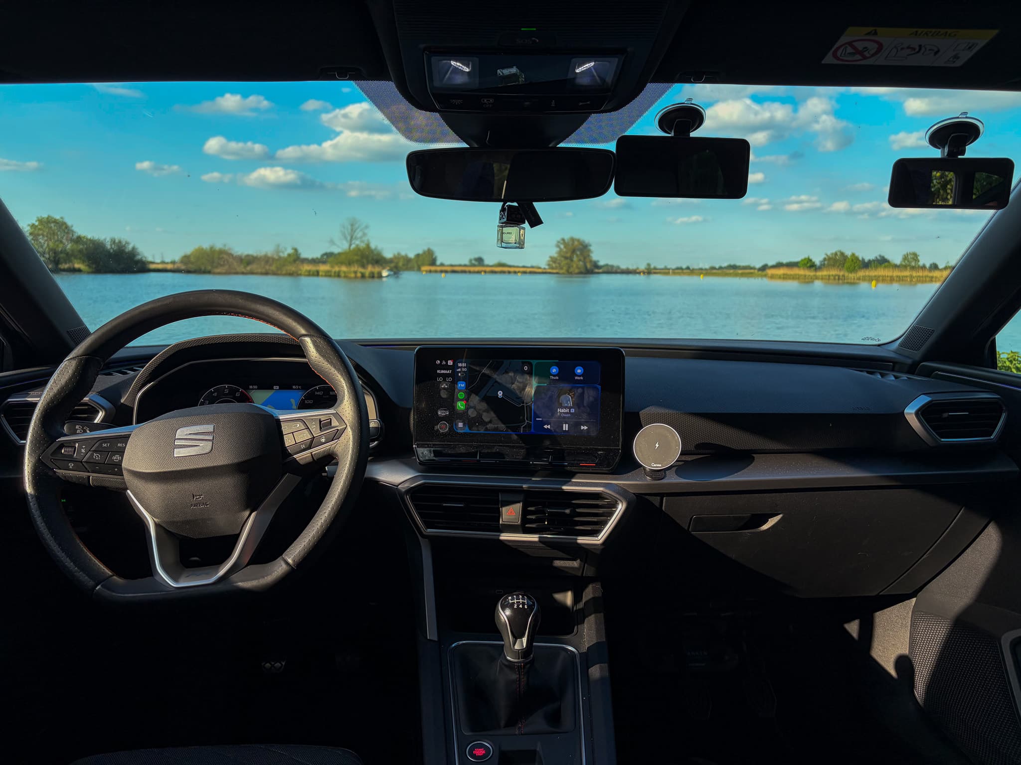 Interieur van de SEAT Leon lesauto van Kroescontrol